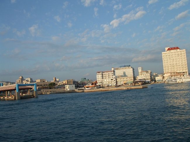 石垣港到着。<br />泊まるのはまた「すどまり館」。<br />だって２人で４９００円。桟橋近いし、けっこうきれいだし。<br />難を言えば３階まで階段しかないことか、、、