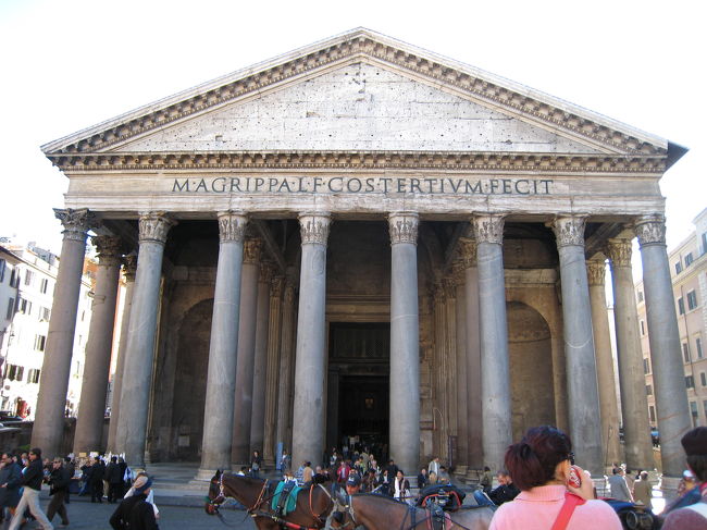 パンテオン正面<br />写真では解りにくいのですが、柱の太さが半端じゃありません