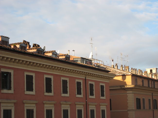 ホテルの窓から<br />建物の屋上には小さな小窓が沢山。なんかカワイイです