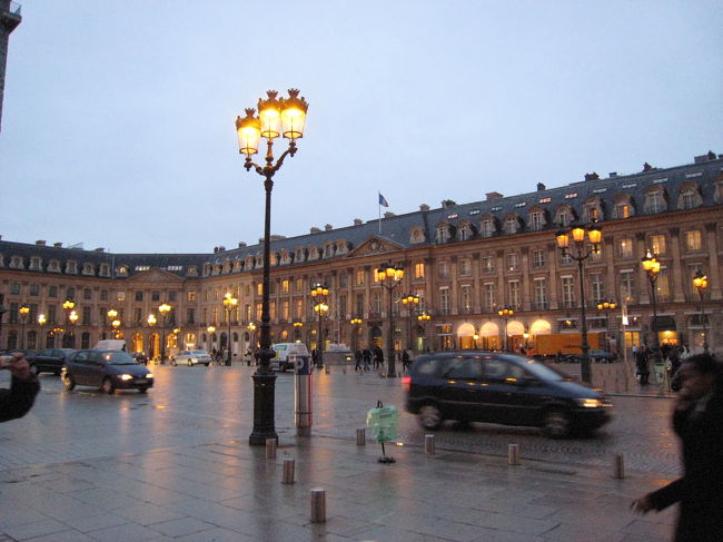 ホテル近く<br />ヴァンドーム広場<br />街頭、可愛くないですか！？