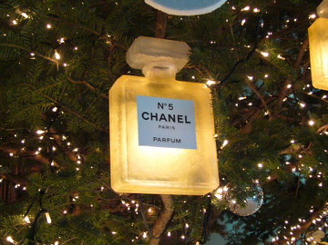 12/7（木）<br />銀座の街はクリスマス一色。<br />会社は新橋なので歩いて銀座へ。<br />しかし、新橋も銀座も目と鼻の先なのに、まるで別世界です。<br />新橋もちょいイルミネーションしてますが、ダサイのです。（撮るまでもない！）