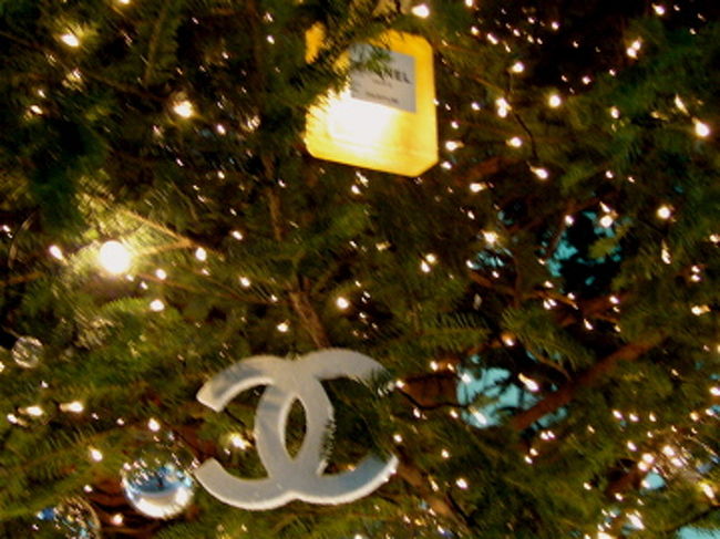 数寄屋橋交差点のSONYスクエアビルのツリーはCHANELとのコラボ。<br />「N5°」のオーナメントがとても可愛い。<br />このオーナメント売っていないのかしら…？