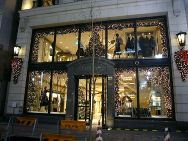 工事現場が写ってしまったが、FOXEYのショーウィンドウもなかなかです。