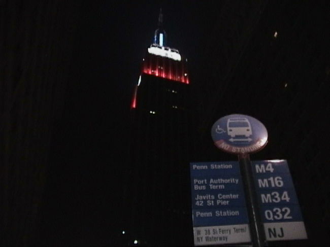 エンパイアステートビルディング・・<br />この日はアメリカの独立記念日で<br />ライトアップされてました。<br />