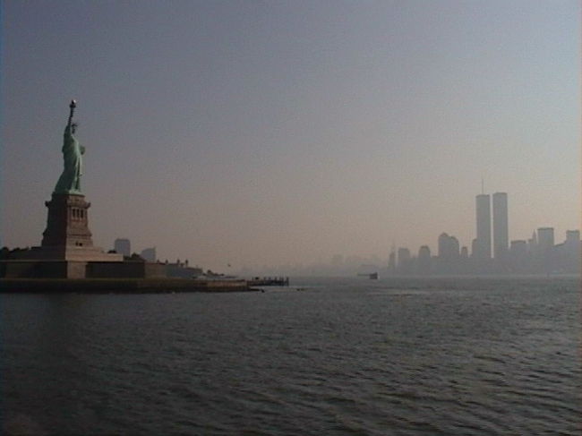 ホテルからメトロ・・地下鉄で自由の女神へ<br /><br />このときはまだあったんだ・・<br />ツインタワー・・