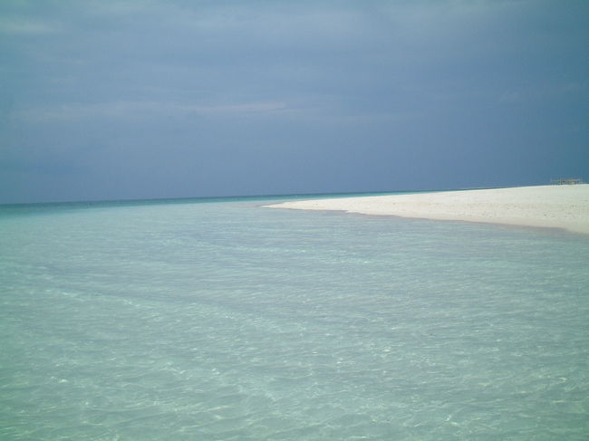 はての浜。<br />キレイな砂洲です、いくつかある砂洲のなかで、一番大きいところだったのか、トイレが２個、テントがいくつかありました。<br />今回は７人で上陸、お弁当を食べ、魚を見たり貝を拾ったり、３時間の〜んびり過ごしました。<br />行き帰りはグラスボートで、珊瑚や魚を見せてくれます、船長さんが一生懸命カメを探してくれたのですが・・・残念ながら今回は会えませんでした。