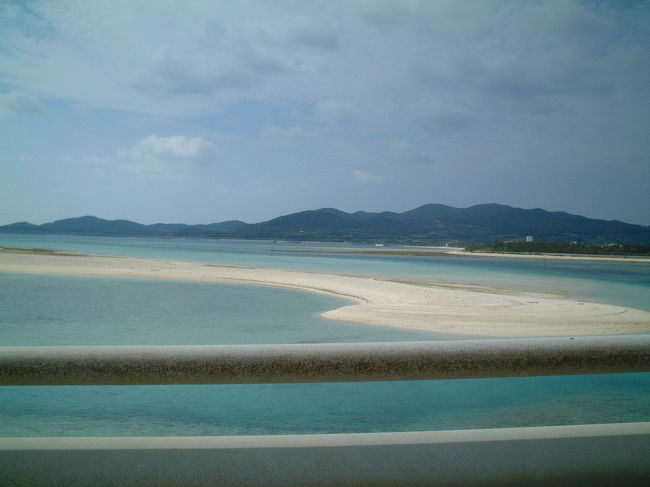 奥武島海中道路から。<br />奥武島へ行く橋。レンタサイクルでいきました、橋がほんの少しアーチ状なのできつかったりしますが、風がさわやかで、気持ちよかったです。