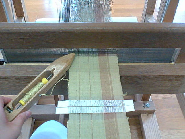 久米島紬の里ユイマール館での紬織り体験。<br />一時間くらいでコースターができた、織る作業が楽しかった。<br />展示コーナーでは、紬の糸や布、道具などが置いてあり、紬ができるまでの作業をビデオで見ることができる。紬が時間をかけて丁寧な手作業で作られることを知り、関心してしまった。高価な理由も納得できる！