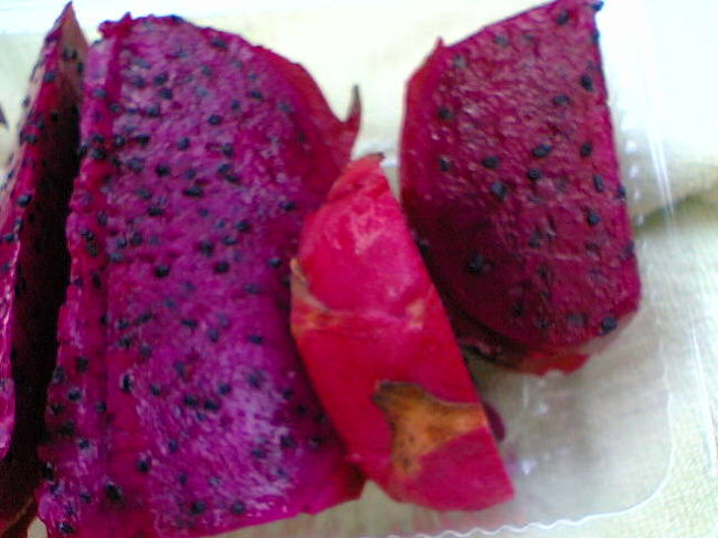 ドラゴンフルーツ。<br />念願のドラゴンフルーツ！ほんのり甘くてさっぱりした果物。サボテンの実だそうです。