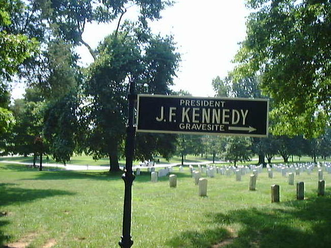 アーリントン国立墓地<br />かの有名な”ケネディ大統領”の<br />・・My Fellow Americans・・で始まる<br />有名な演説が石碑として刻まれている・・<br /><br />Ask not what your country can do for you, ask what you can do for your country.（あなたの国家があなたのために何をしてくれるかではなく、あなたがあなたの国家のために何ができるかを問おうではないか）<br /><br />本当に・・素晴らしい言葉です。<br />そして・・この言葉を石碑として残した米国という<br />国に対しても敬意を祓いたい気持ちになりました。