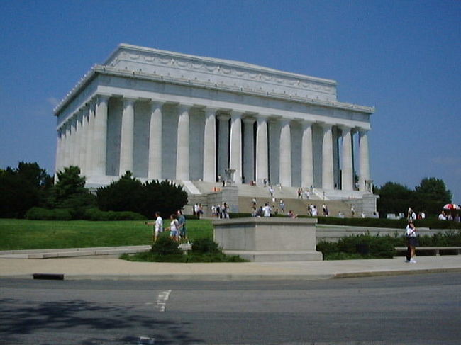 リンカーン記念館<br />中には、リンカーンの坐像と<br />有名なゲティスバーグの演説文が<br />刻まれている<br /><br />...government of the people, by the people, for the people.<br />人民の人民による人民のための政治<br />