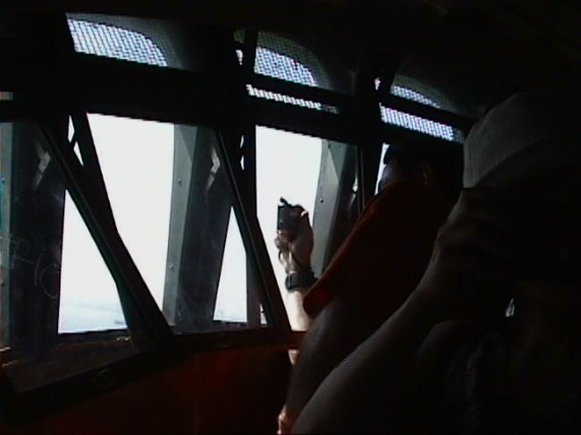 自由の女神の天辺の冠の中・・<br />ここまでたどり着くのに長い行列<br />それもそのはず・・天辺は本当にせまい<br />２･３人ぐらいしか立てない感じなのだ<br />それぞれが写真撮影するからやっぱり<br />時間がかかってしまうのだろう。<br />入口に注意！<br />向かって左側の階段で登らないとここまでたどり着けない<br />左側はエレベーターが無いため<br />全て階段を使う事になる<br />