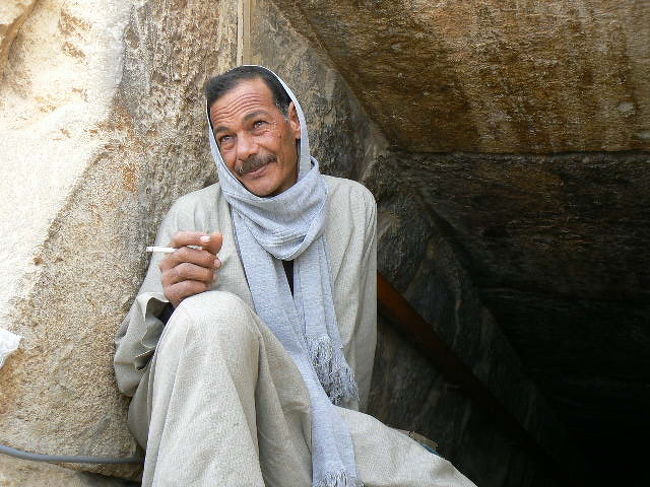 ビラミッド、入り口の監視員