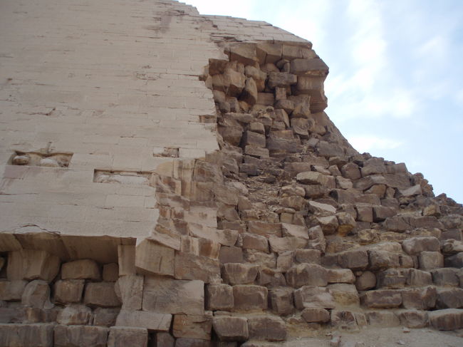 近寄って見ると崩れかけている