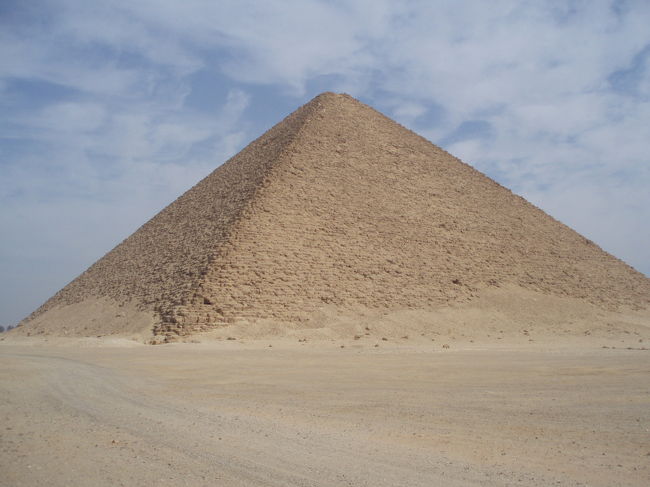 赤のピラミッド、どことなくやさしい印象です