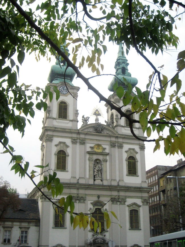 バッチャーニ広場の聖アンナ教会<br /><br />これは行きに撮りました。<br />センテンドレ行くのHEV駅のあるバッチャーニ広場です。<br />これを撮ったときから、帰りにライトアップされた姿も写真に撮ることは、私の中で半ば決定したも同然でした。<br /><br />それにしても、美しい教会です。<br />ちょっと曇りですが、漂う寂寥感が似合います。