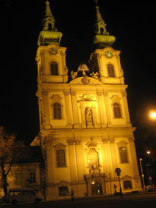 夜のバッチャーニ広場の聖アンナ教会<br /><br />朝と同じアングルで。