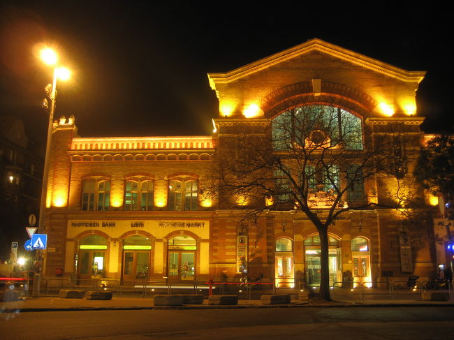 バッチャーニ広場のショッピングセンター<br /><br />ショッピングセンターの建物ですが、少し古めかしい駅舎というかんじです。<br />なかなか雰囲気があります。