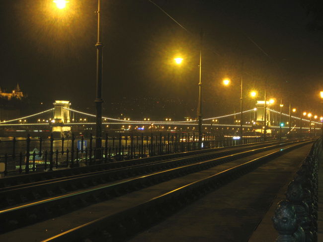 ドナウ川沿いのトラム路線と鎖橋<br /><br />インターコンチネンタル・ホテルに向かって歩きながら夜景撮影を続けます。<br />ここからだと橋塔の両方側が、すんなりファインダーの中に入りました。