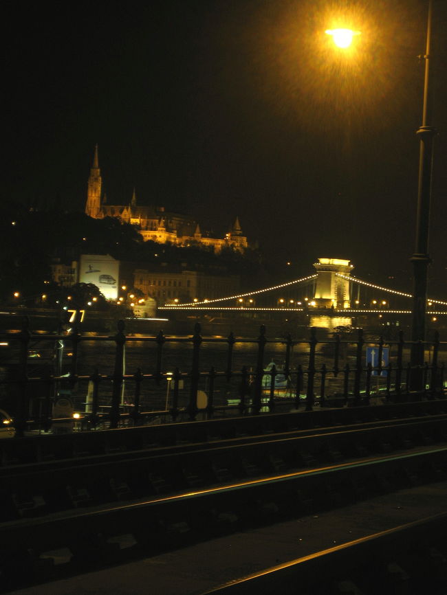 鎖橋とマーチャーシュ教会<br /><br />トラム路線の街灯も入っています。<br />そう、月ではありません（笑）。