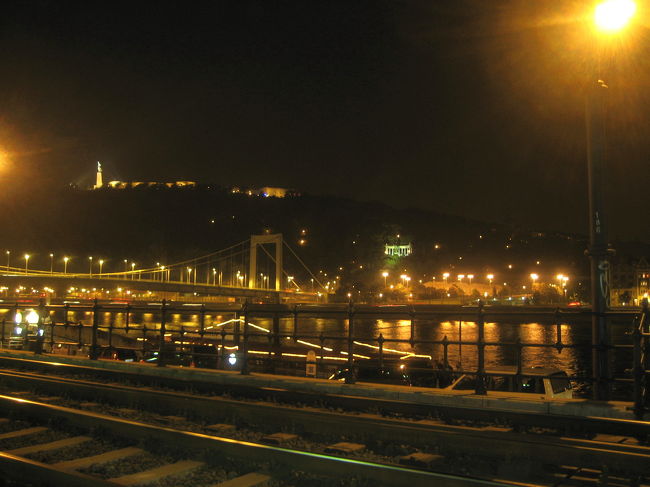 振り返って、エリジュベート橋とゲッレールトの丘