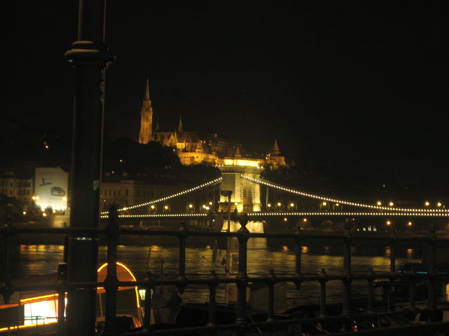 鎖橋とマーチャーシュ教会<br /><br />さっきとアングルが違うので、また１枚撮りました。