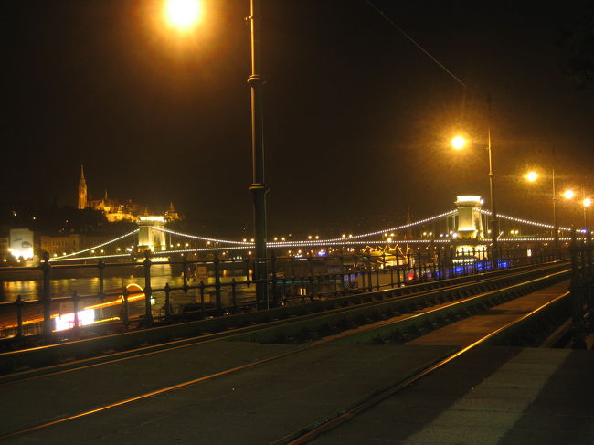 トラムのホームから、鎖橋とマーチャーシュ教会<br /><br />旅は恥のかきすて。<br />トラムを乗り降りする人を尻目に、三脚を構えてます@