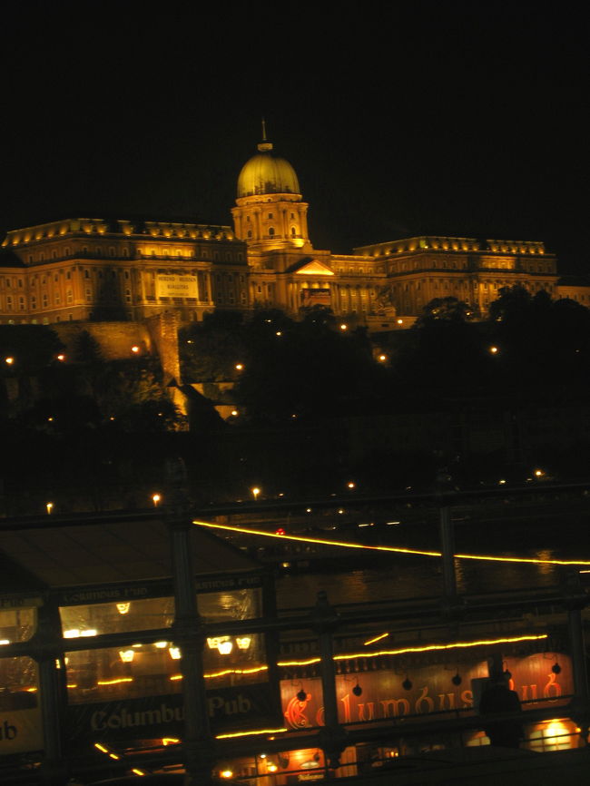 王宮とドナウ川を行く遊覧船<br /><br />インターコンチネンタル・ホテルまではあと少しでしたが、もうすぐ21時になります。<br />遅くなればなるほど帰りの足の便が減るので、急に心配になってきてしまいました。<br />まだブダペストでの夜景撮影のチャンスはあります。<br />なので本日はここで切り上げることにしました。