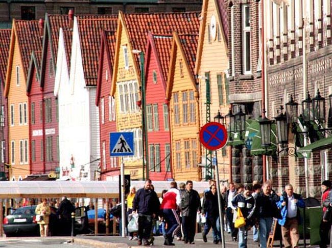 　ブリッゲン地区はいつも観光客で賑わっています。レストランもたくさんあり、新鮮な魚介類を使った料理を食べることが出来ます。ただし値段は非常に高く、一品２０００円から３０００円位します。