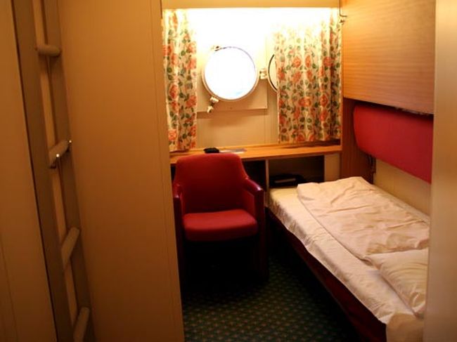 　ベルゲンからオーレスンまでは沿岸急行船（Hurtigruten）に乗りましたが、そのの船内の様子です。トイレとシャワー完備の個室で、とても清潔感がありました。