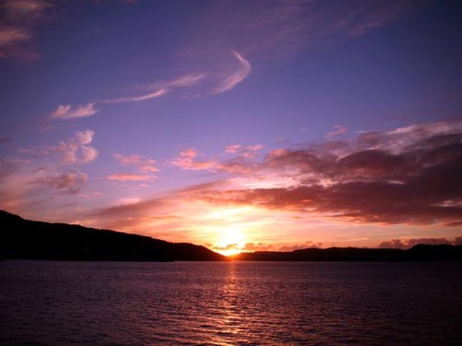 　ベルゲンを出発したのは２０時でした。ちょうど日没の時間だったので、きれいな夕焼けや、夕日に照らされたベルゲンの街並みを観ることが出来ました。この美しさは、一生忘れません！