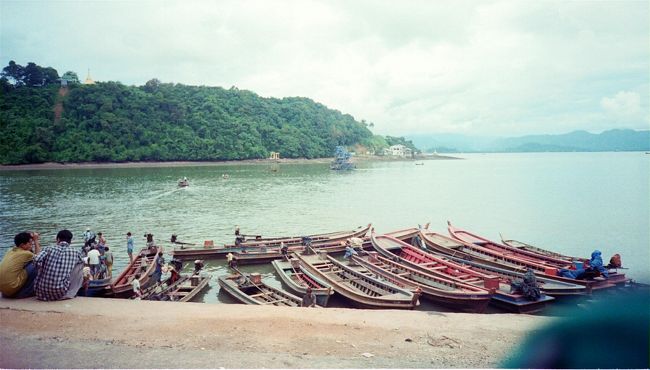 ミャンマー側に到着。<br /><br />桟橋では、ミャンマー軍がライフル持って巡回していた。