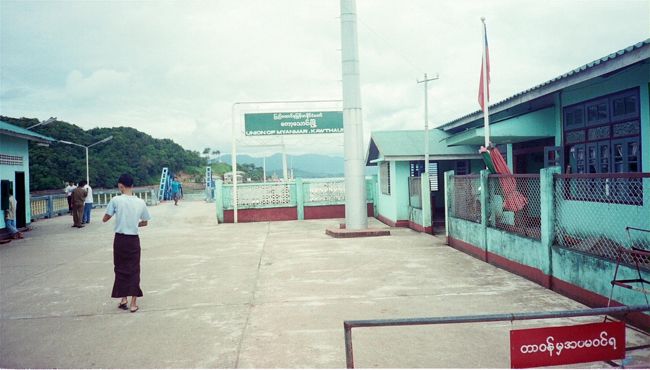 ミャンマーのイミグレ。<br /><br />入国後すぐに預けさせられたパスポートを、帰りにここで受け取る。