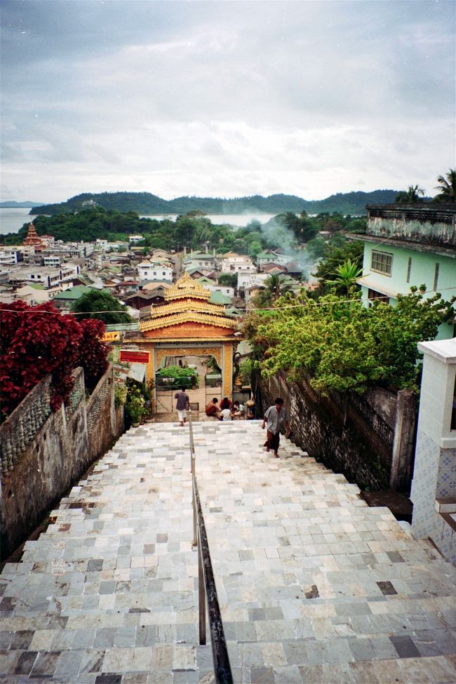 ミャンマーに入ると、子供のガイド兼監視？の二人をあてがわれ、彼らが小山の上の寺まで案内してくれた。