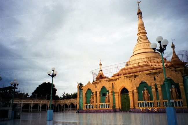 案内されたお寺。<br /><br />名前はわからない。<br />土足禁止のためサンダルを脱ぐ。