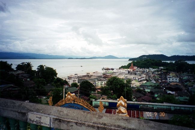 寺からの眺め。<br /><br />コートーンの街が見渡せる。<br />こじんまりとした街だ。