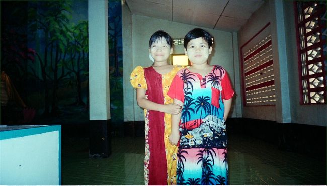 お寺にいた子供達。<br /><br />ほっぺにタナカを塗っていますね。