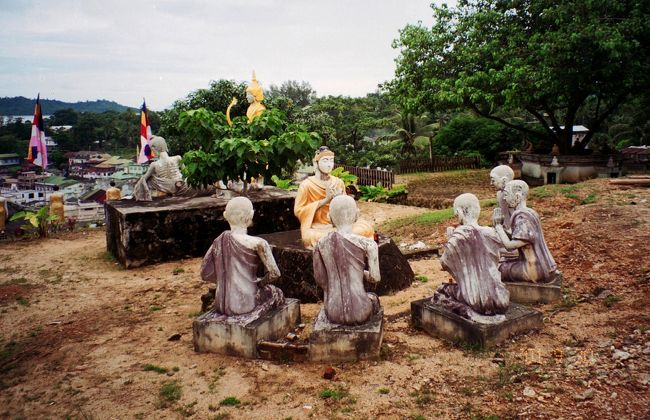 寺の裏庭には個性的な仏像が多かった。<br /><br />これは、お釈迦様が５人の弟子に説法しているところかな？