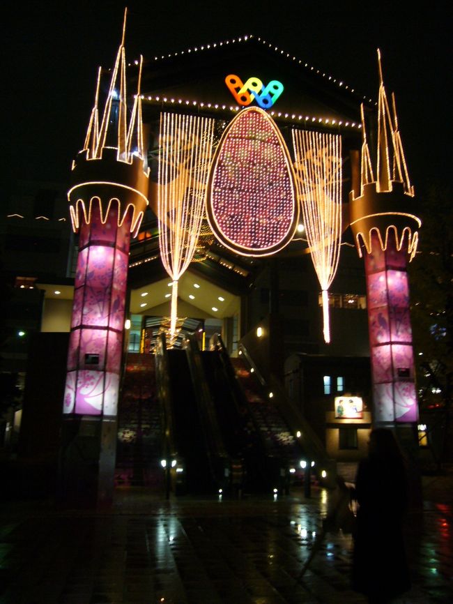 通路を降りると、美しいイルミネーションが！