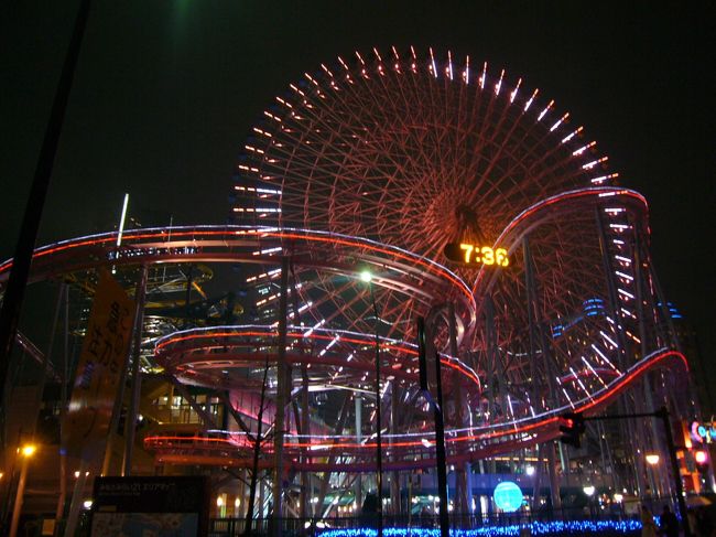 ワールドポーターズ前からみた観覧車。<br />ライトアップしたジェットコースターとコラボ。