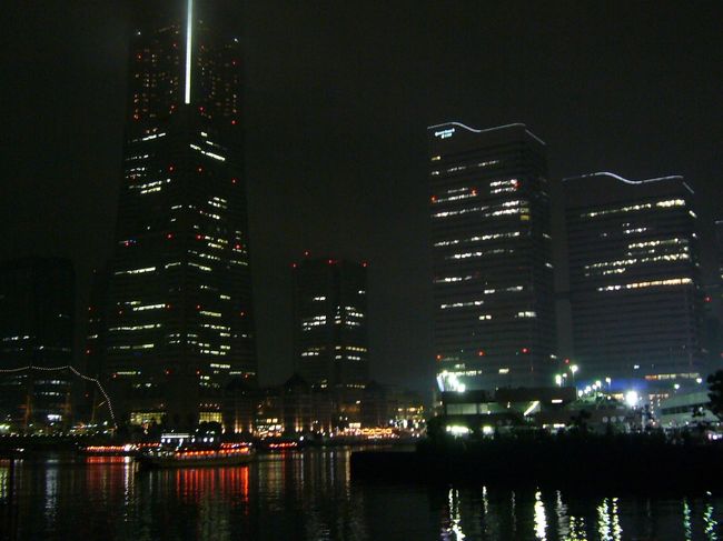 左手は、ご存知ランドマークタワー。<br />雨でうっすらと光っている。