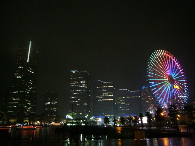 観覧車も七色（？）に。<br />時間帯によって色が変わるので、そのタイミングに合えばとてもキレイなグラデーションがみれる