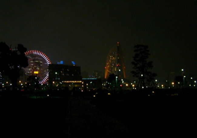 遠くにうっすらと観覧車とインターコンチが見える