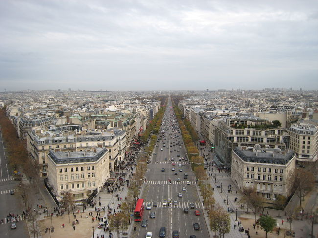 テラスから<br />シャンゼリゼ大通り