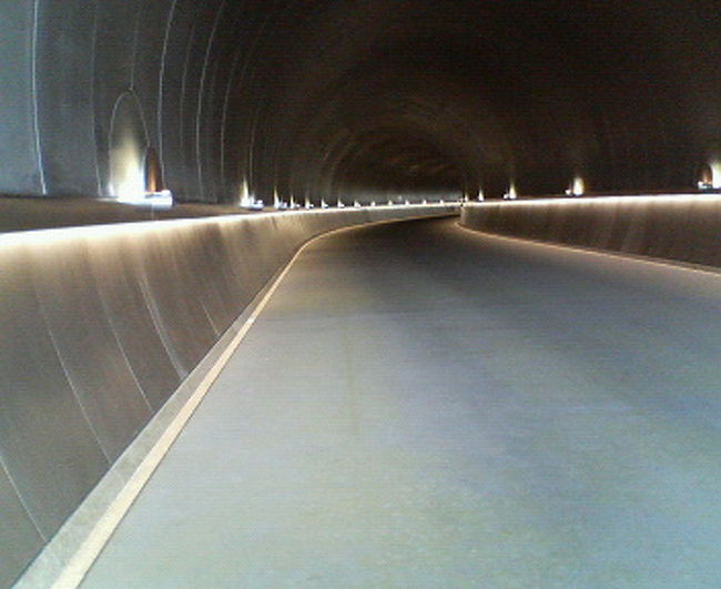 トンネルの中は一瞬暗いところもありますが、カーブしているところから漏れる光の加減がまたいい。<br />足元は柔らかいアスファルトで疲れない。