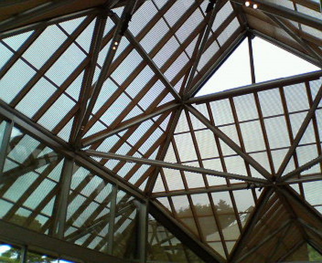 光を上手く取り入れた屋根になっています。<br />青空が広がると気持ちいいです。<br />山奥に建っているので、外は寒いけど屋内はポカポカしていました。