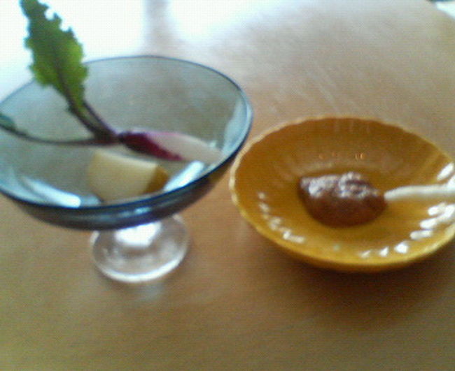 レストランの食事<br />砂糖、塩、しょうゆなどの調味料から、素材すべてを無農薬で体に優しい素材にこだわっている。<br /><br />食事を注文すると、先付けが出されて、この日は<br />皮付きじゃがいも、生ラディッシュのようなものに味噌<br />コーヒーの他、砂糖、ミルクも無農薬でした。<br />ミュージアムオリジナルの食器で出されます。