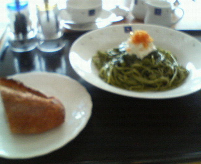 パスタ　1,200円（パン、先付け付）<br /><br />バジルメインのパスタに、シソ、ジャガイモ、アップルミント、オリーブオイル<br />カッテージチーズ、ニンジンの素揚げがトッピング<br />