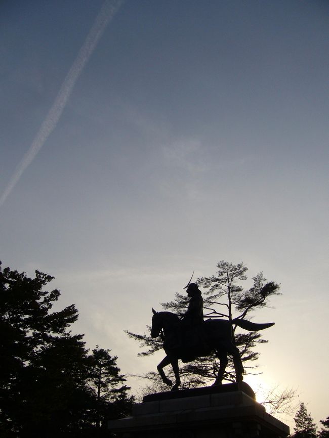 伊達政宗像と飛行機雲