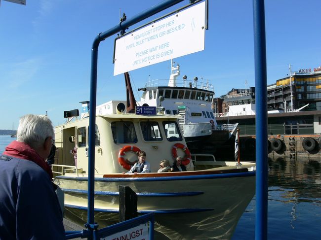 オスロ市庁舎前から出ている定期船でビィクドイへ<br />かわいらしい船だ･･･